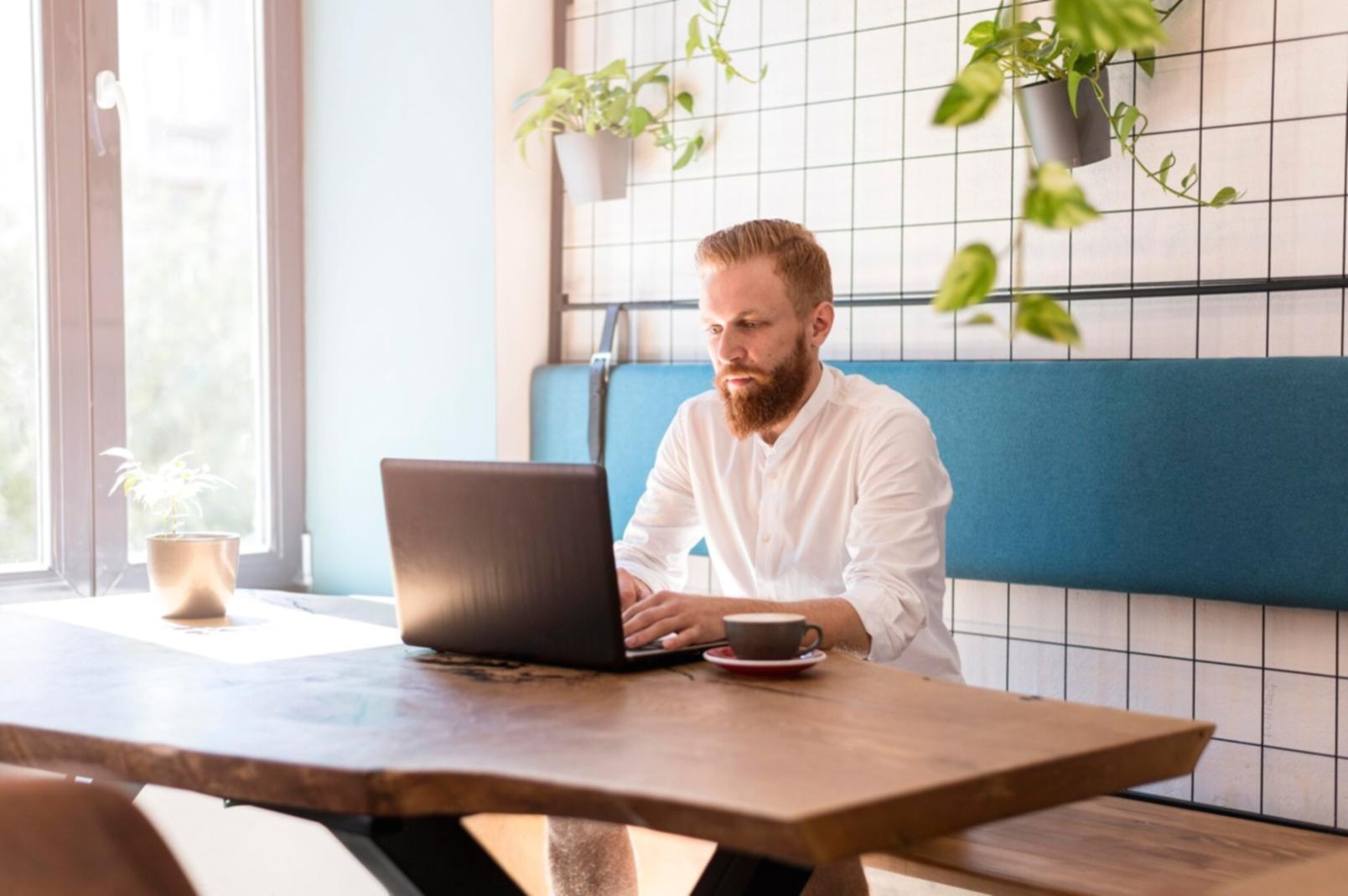 Finanzanalyst arbeitet an Competitive Intelligence Bericht mit Marktdaten